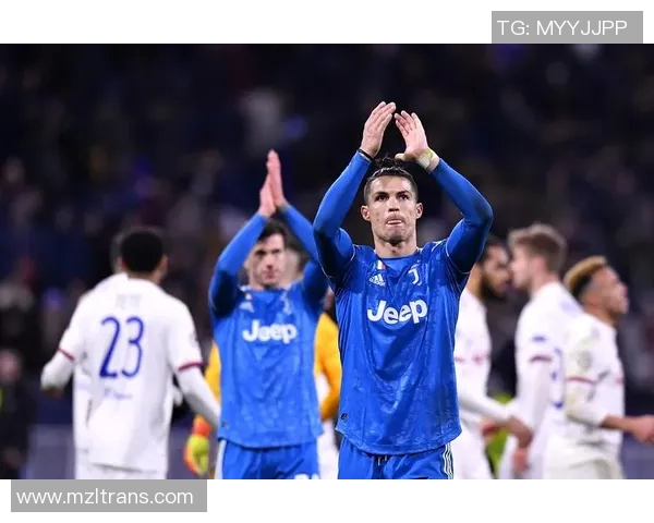 球迷疯狂冲场内抢C罗球衣引发欧冠赛场奇观